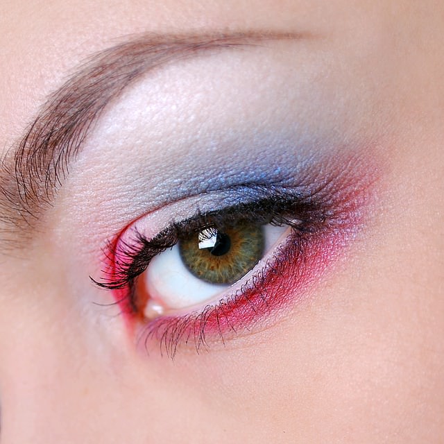 El uso de cosméticos y maquillaje esta relacionado con el ojo seco
